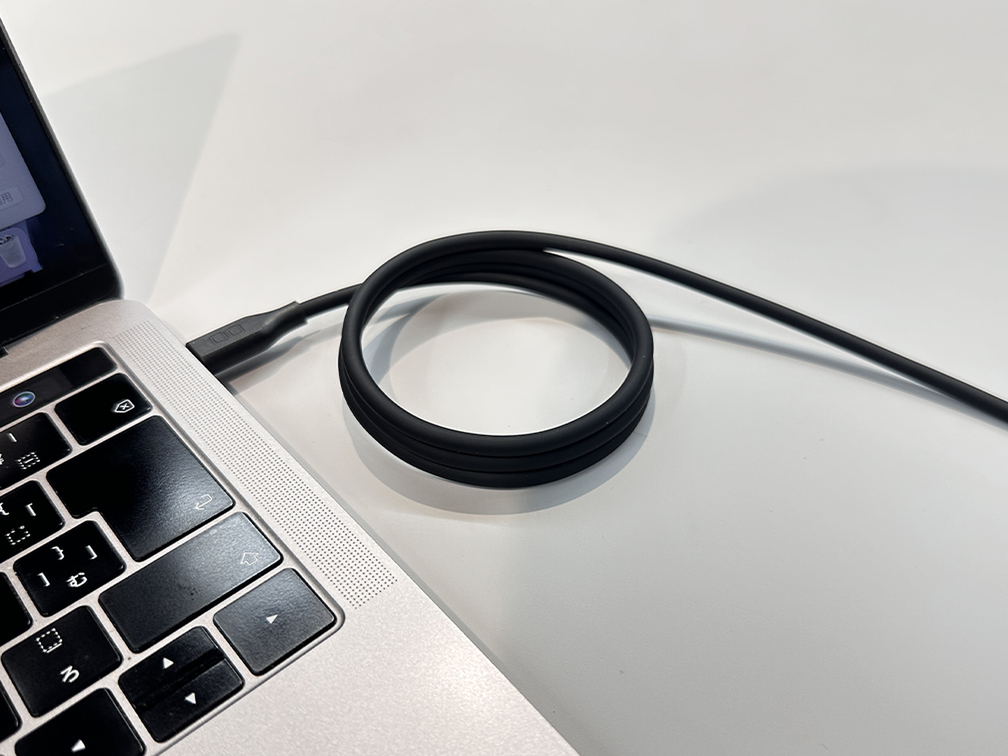 ストレスフリー!ケーブルが絡まないマグネットUSBケーブル