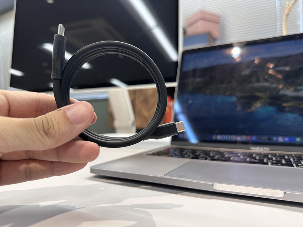 ストレスフリー!ケーブルが絡まないマグネットUSBケーブル