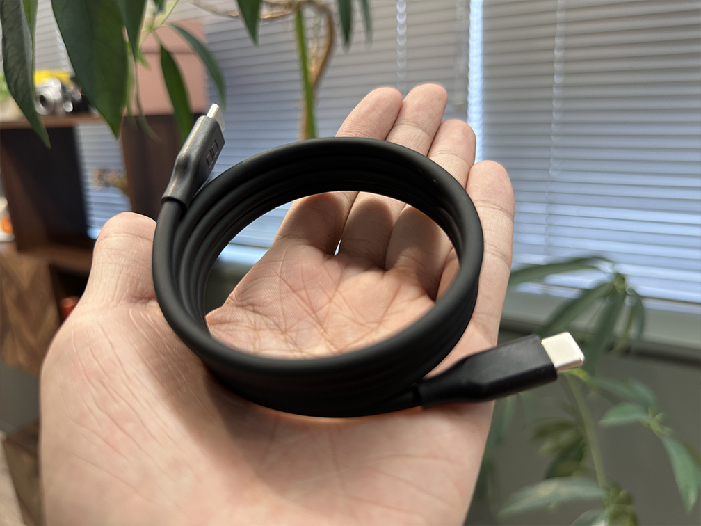 ストレスフリー!ケーブルが絡まないマグネットUSBケーブル