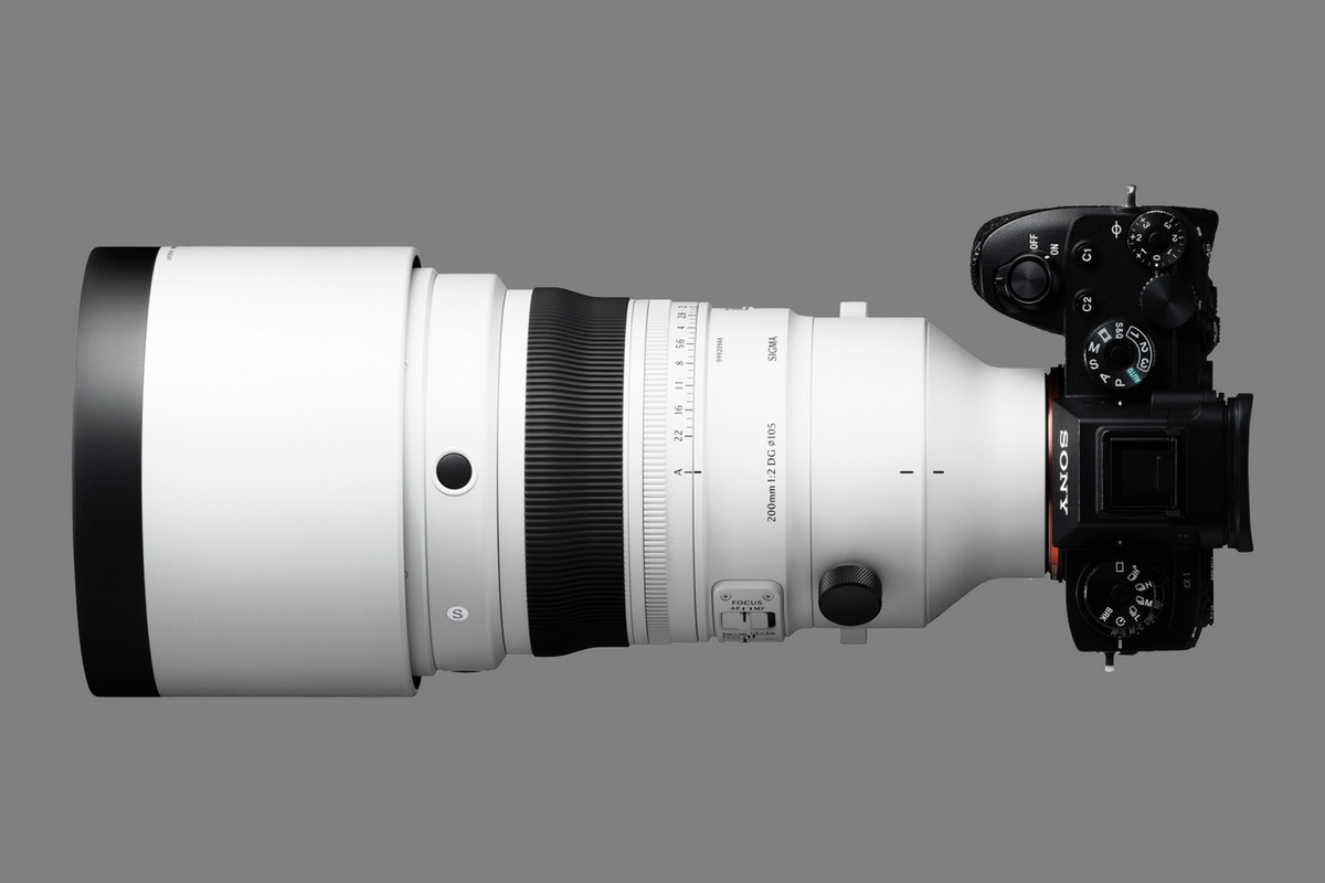 SIGMAが世界初の「200mm F2」と「12mm F1.4」レンズを発表