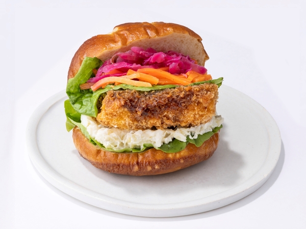 ソース香る鯖カツプレッツェルバーガー