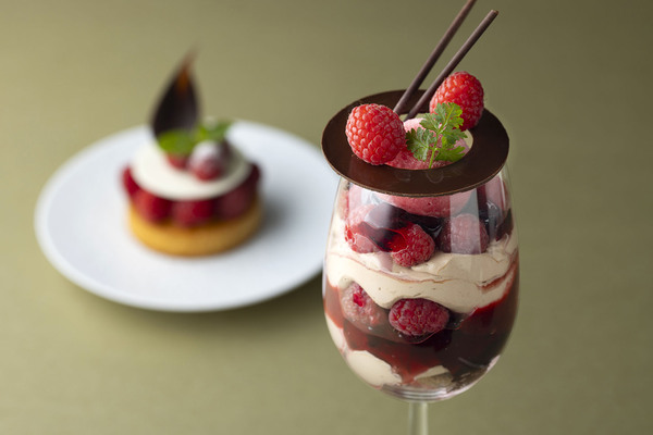 「東京ステーションホテル」の「フレッシュラズベリーパフェ」