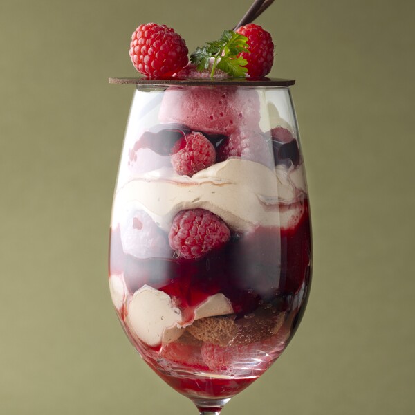 「東京ステーションホテル」の「フレッシュラズベリーパフェ」