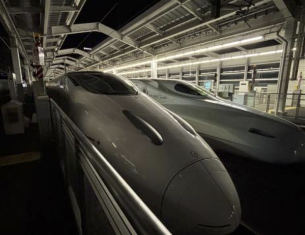 終電後の新幹線の外観イメージ