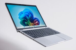いま導入するならAMD Ryzen AI 300搭載の「Copilot+ PC」! 「HP EliteBook 8 G1a 13」の多彩なAI機能と美しいデザインがやる気、効率、安心感を押し上げる
