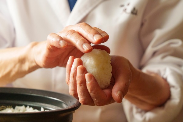 土鍋炊飯器シリーズの最上位モデル「土鍋ご泡火炊き JRX-S100」で炊いたごはんで作るおにぎり