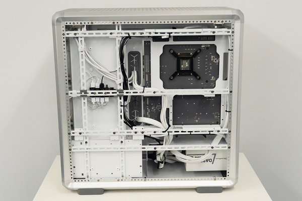 ASCII.jp：黒でも白でもないアルミでシルバーのゲーミングPCの