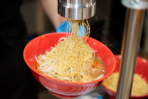 専用の搾り機でモンブランの麺をたっぷり降らせる