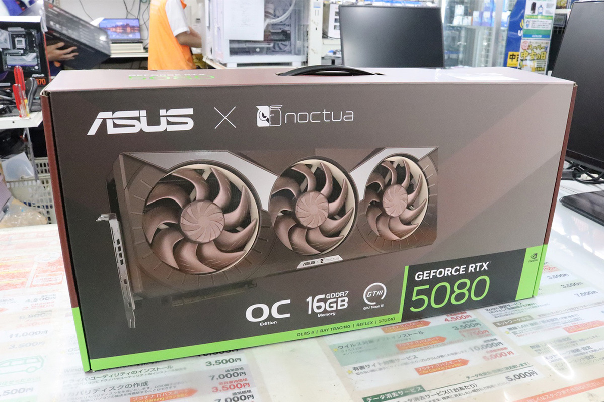 ASCII.jp：Noctuaらしさがたまらん！ トリプルファンがデカくてカッコいいRTX 50世代ビデオカード：パソコン工房 大阪日本橋店