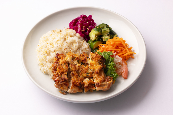 「信州 Food Market 山吹」の「鶏もも肉のベーコンマスタード焼きプレート」