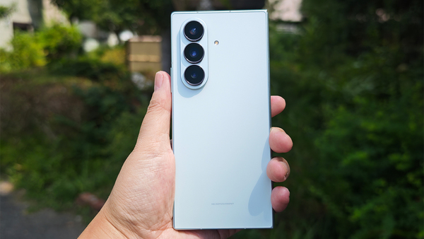 スマホ界の頂点】折りたたんでも普通のスマホ並みの折りたたみスマホ