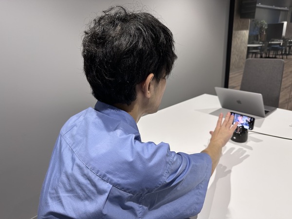 3COINS 追尾スマホホルダー