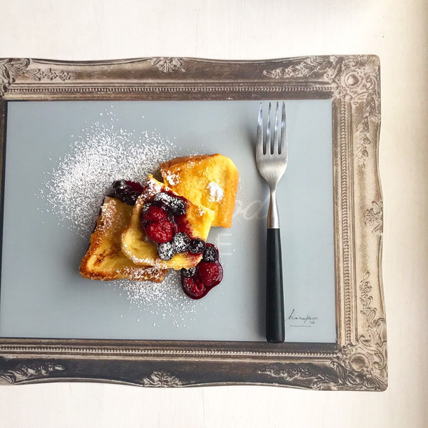 ハラペコラボの額縁みたいなプレート