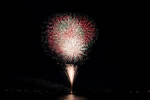 大迫力の尺玉と華麗なスターマインが空を彩る「よこすか開国花火大会2025」開催日決定