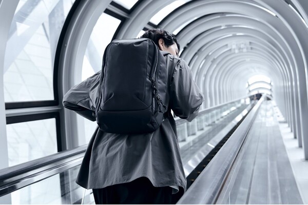 ASCII.jp：ビジネスにも合うミニマルなバックパック「MNL CITY