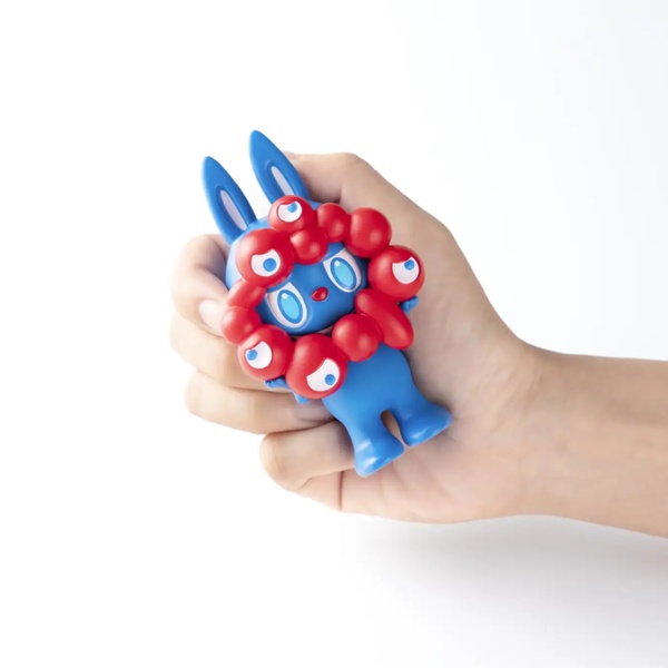 最安値　新品未開封　万博会場限定　ラブブ　ミャクミャク ミャクミャク×ラブブ」フィギュアが転売サイトで4,400円が9万円