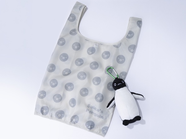 「Suicaのペンギンフェア2025」で販売する「Suicaのペンギン ぬいぐるみエコバッグ」