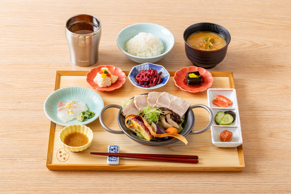 「象印食堂」の「象印御膳（塩麹漬け豚のロースト　ごま味噌だれで）」