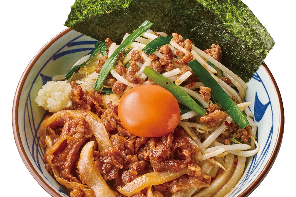 ASCII.jp：旨辛肉盛り！丸亀製麺に「ニラ玉ぶっかけうどん」8種具材が豪快