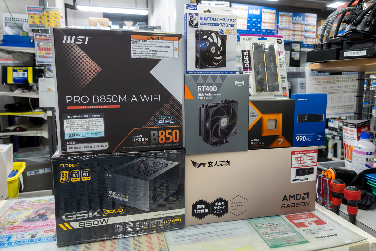 ASCII.jp：【今月の自作PCレシピ】ディスプレー横に置ける小型