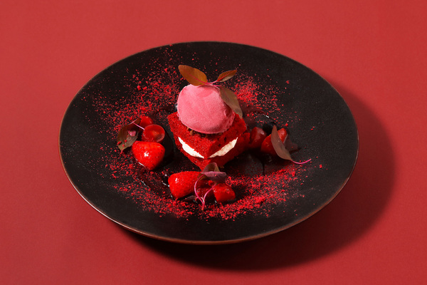 レッドベルベットケーキと赤い果実