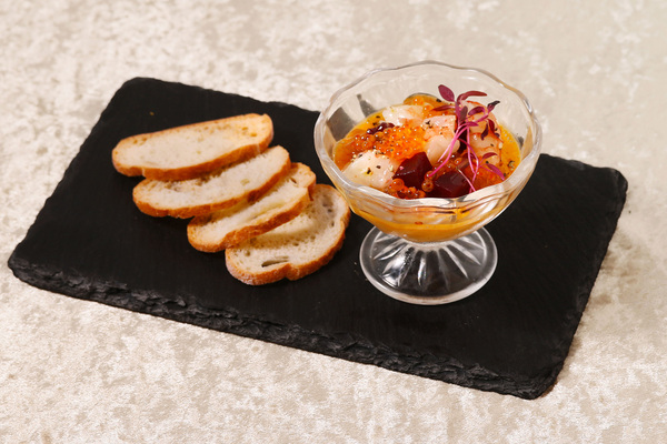 ビスクムースと海老、ビーツのカクテル フレンチキャビア添え