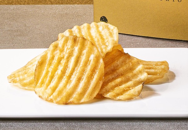 「じゃがボルダ JR東京駅 グランスタ東京店」の「Calbee＋×東京ばな奈 じゃがボルダチップス トリュフ⾹るクリームソース味」