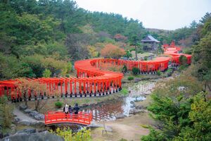 圧巻の千本鳥居と太宰治ゆかりの地 秋色に染まる奥津軽を巡る