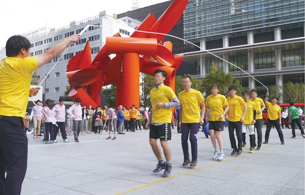 「東京サンケイビル 　秋まつり2025」の第6回　大手町・会社対抗　長縄大会