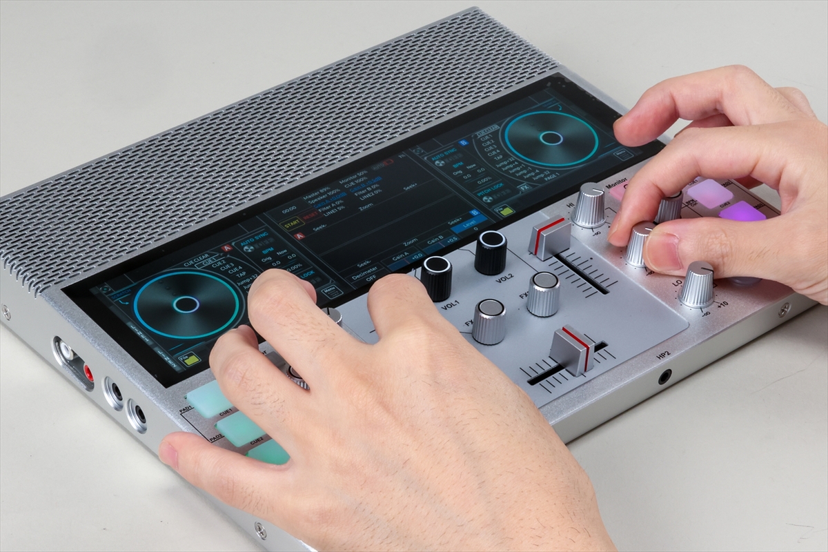 バッテリー＆スピーカー内蔵でこれ1台でどこでもDJ！ こだわり