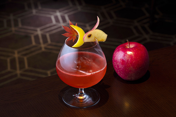 「バー&カフェ カメリア」の「林檎のカルヴァドスサワー」