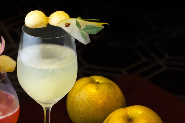 「バー&カフェ カメリア」の「和梨のお月見ジントニック」