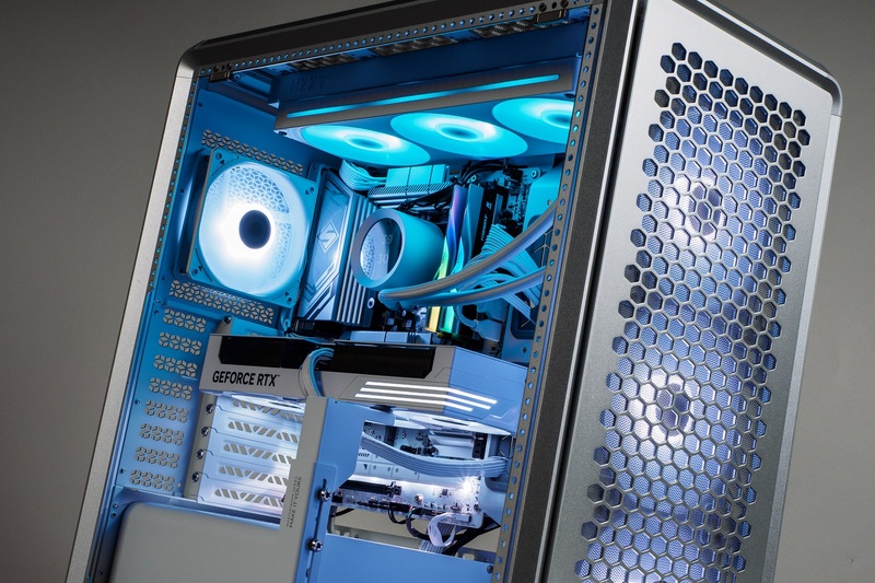 ゲーミングPCの新たな選択肢は「銀色」、MasterFrame 600 Silverを軸に