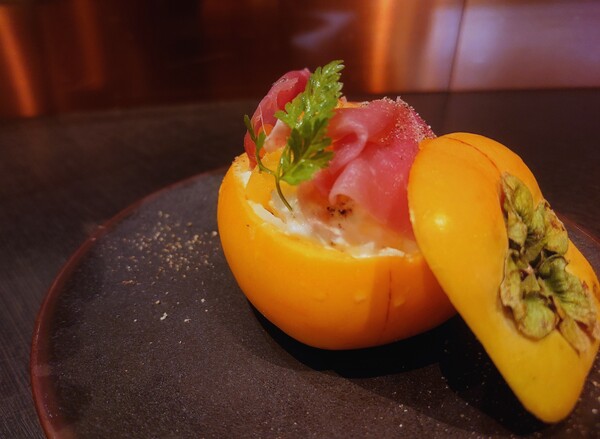 柿を丸ごと使った生ハムとブラータチーズのカプレーゼ