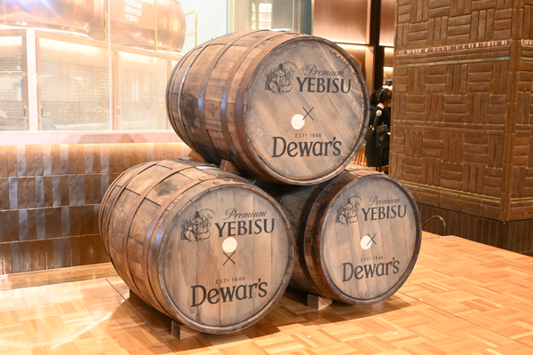 「木樽熟成ヱビス」ってどんな味？ ウイスキー「デュワーズ」とコラボした唯一無二のビールが飲める