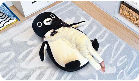 Suicaのペンギン」がYogiboに！ 癒やしの“抱きつけるビーズソファ”登場