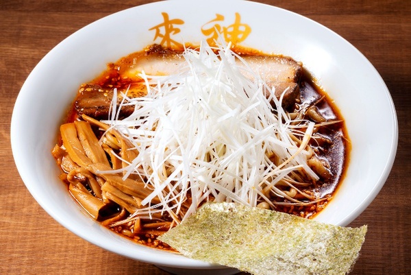 白髪ネギと自家製ラー油が味の決め手! 山形の実力店「一途一麺 來神」渾身の辛系麺
