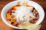 白髪ネギと自家製ラー油が味の決め手！ 山形の実力店「一途一麺 來神」渾身の辛系麺