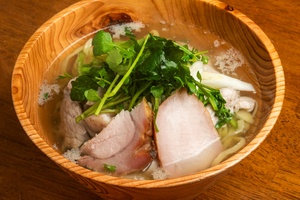 心も体もぽかぽかに！「らあめん厨房 どる屋」が贈る、宇都宮産クレソンが主役の煮込みラーメン 