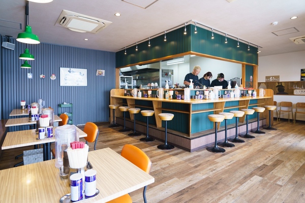 店内は、カフェ風インテリアでポップな雰囲気