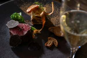 横浜を代表するラグジュアリーホテル、特別なクリスマスディナーで最高の体験を提供