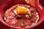すき家初「ローストビーフ丼」！お肉3倍の“メガ”の登場に歓喜