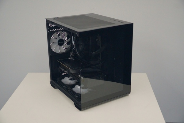 ZEFT R60YRとZEFT R60YQ