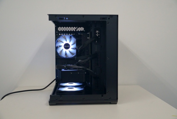 ZEFT R60YRとZEFT R60YQ