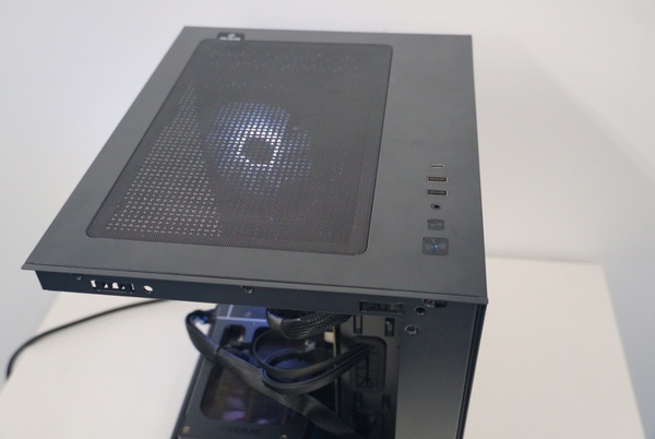 ZEFT R60YRとZEFT R60YQ