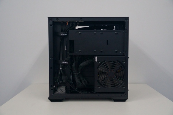 ZEFT R60YRとZEFT R60YQ