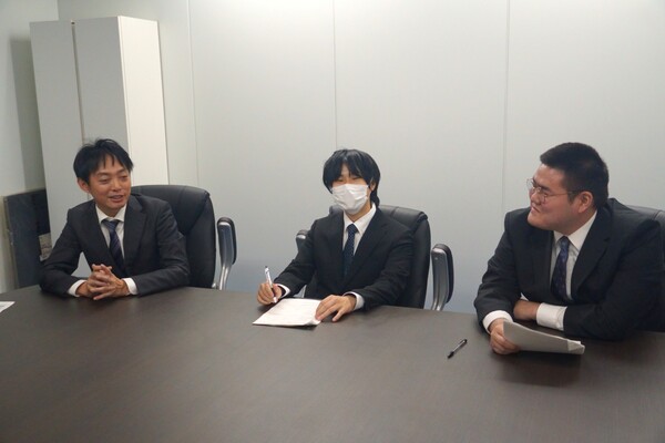 ZEFT R60YRとZEFT R60YQ