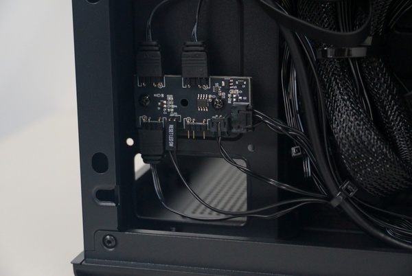 ZEFT R60YRとZEFT R60YQ