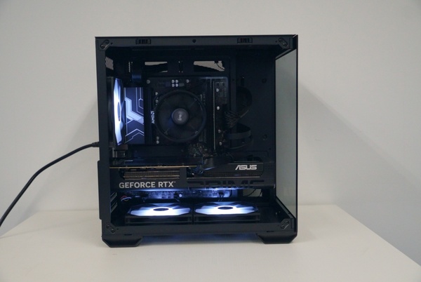 ZEFT R60YRとZEFT R60YQ