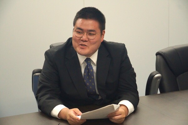 ZEFT R60YRとZEFT R60YQ